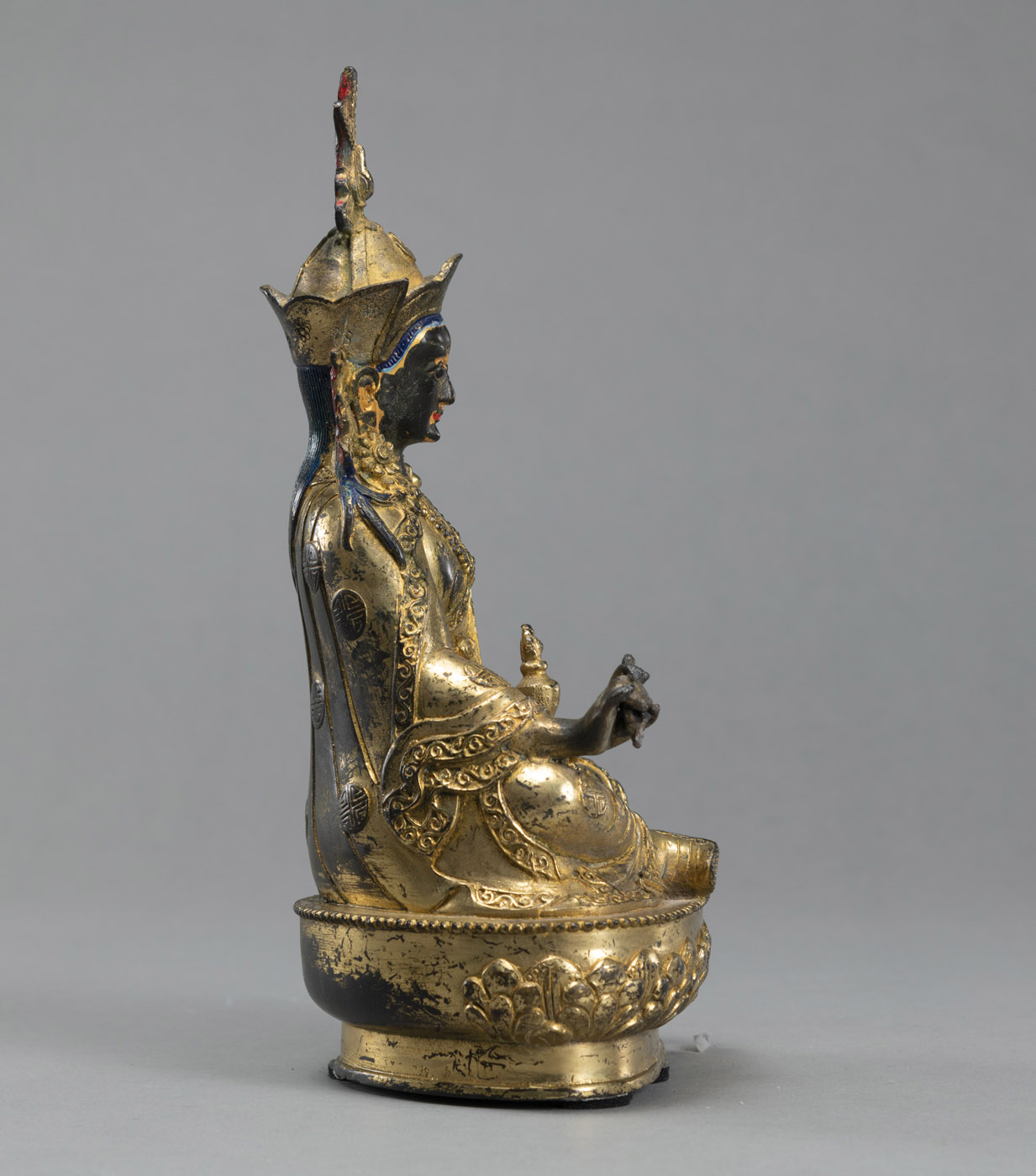 A PARCEL-GILT BRONZE FIGURE OF PADMASAMBHAVA - Image 2 of 4