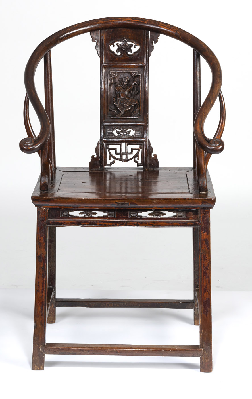 A WOODEN HORSESHOE-BACK CHAIR, CARVED WITH A BATTLE SCENE OF WU SONG AND A TIGER - Image 2 of 6