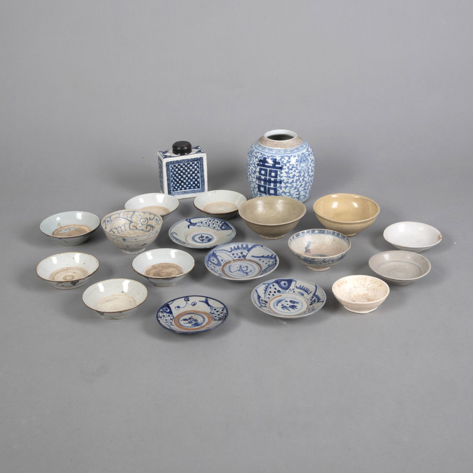 Konvolut Porzellan/Keramik: Vierkant-Teedose, 'Doppelglück'-Zeichen-Vase und 17 Schalen, teils in U