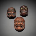Drei Masken-Netsuke aus Holz