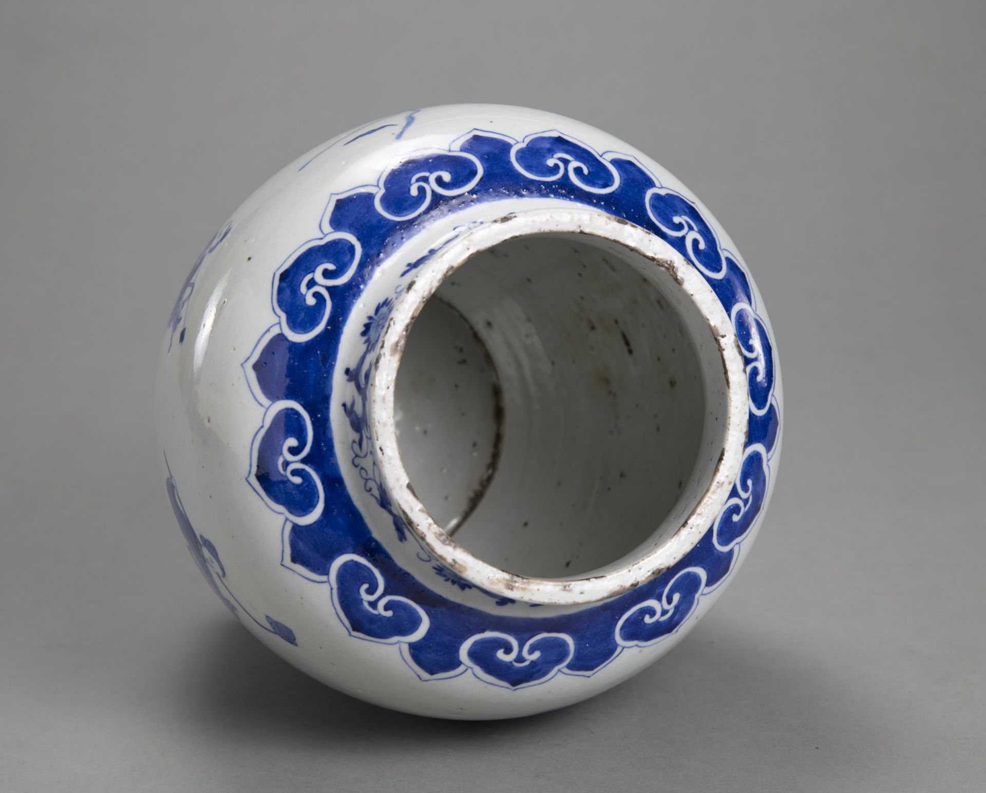 A PORCELAIN JAR WITH UNDERGLAZE BLUE DECORATION OF THE EIGHT IMMORTALS - Image 3 of 4