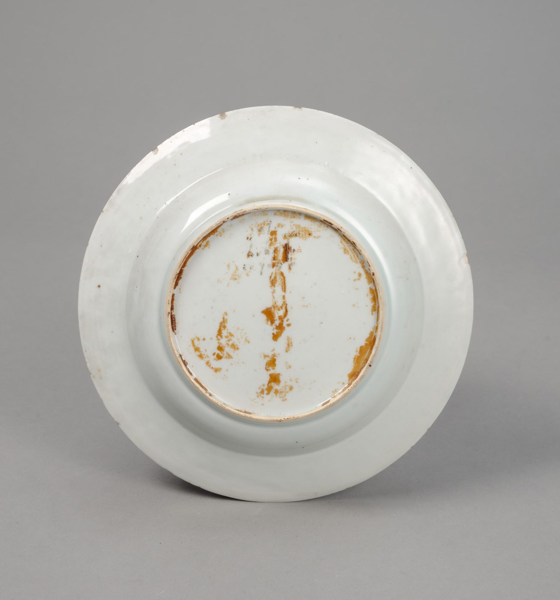 A BLUE AND WHITE ANTIQUITIES PORCELAIN DISH - Image 2 of 3