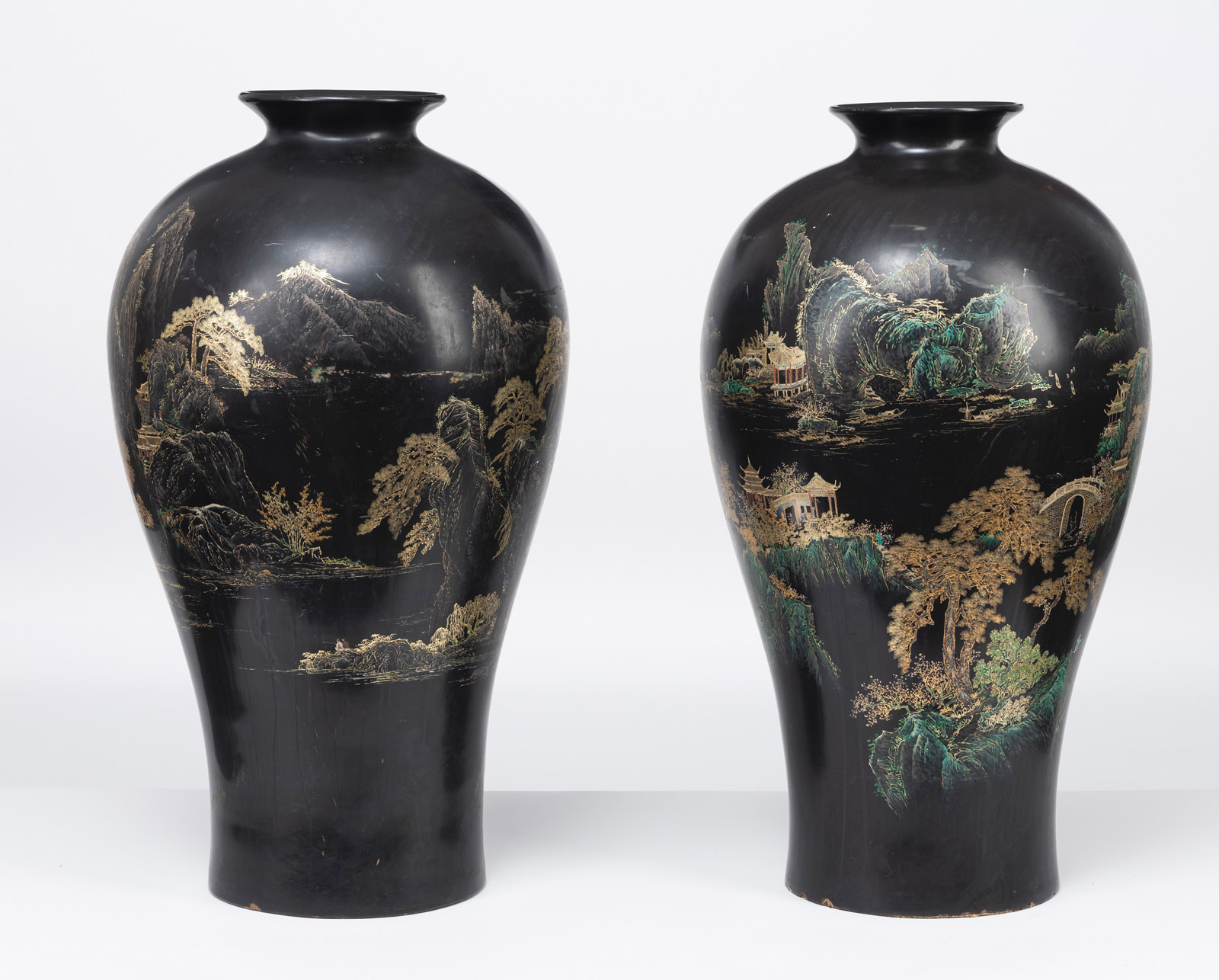 A PAIR OF LARGE GOLD- AND BLACK-LACQUER LANDSCAPE VASES, 'MEIPING' - Image 3 of 6