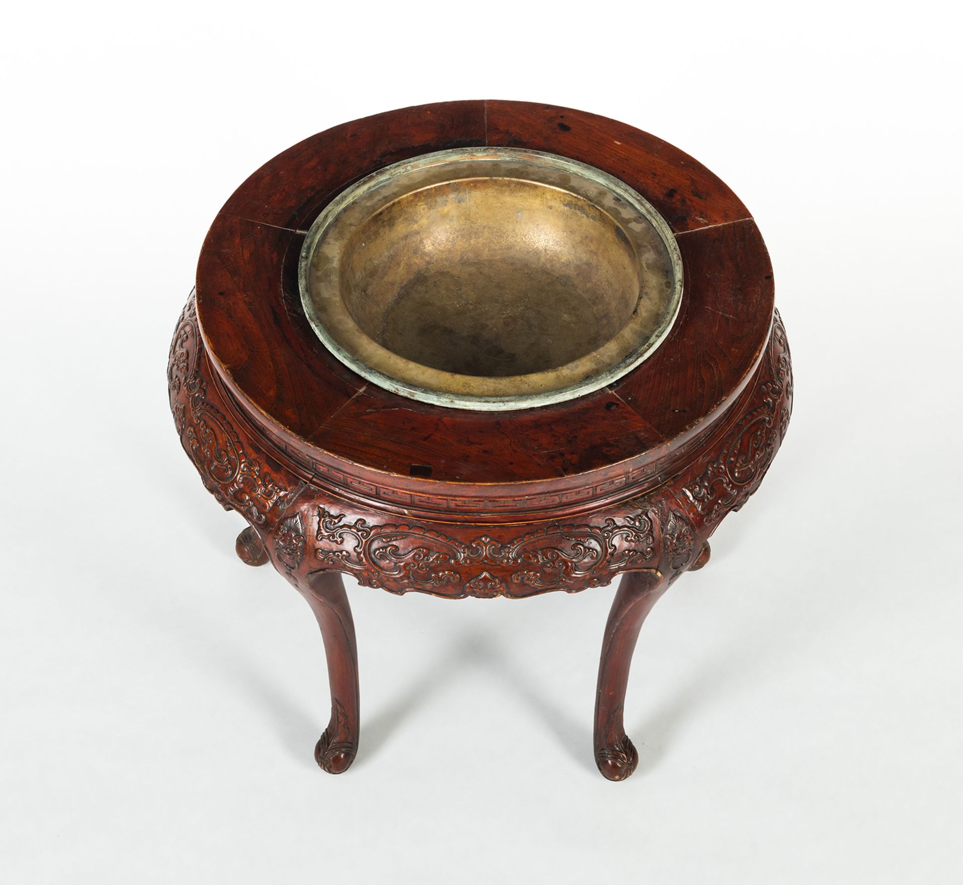 A CIRCULAR DRAGON RELIEF WOOD TABLE WITH METAL BASIN - Image 3 of 8