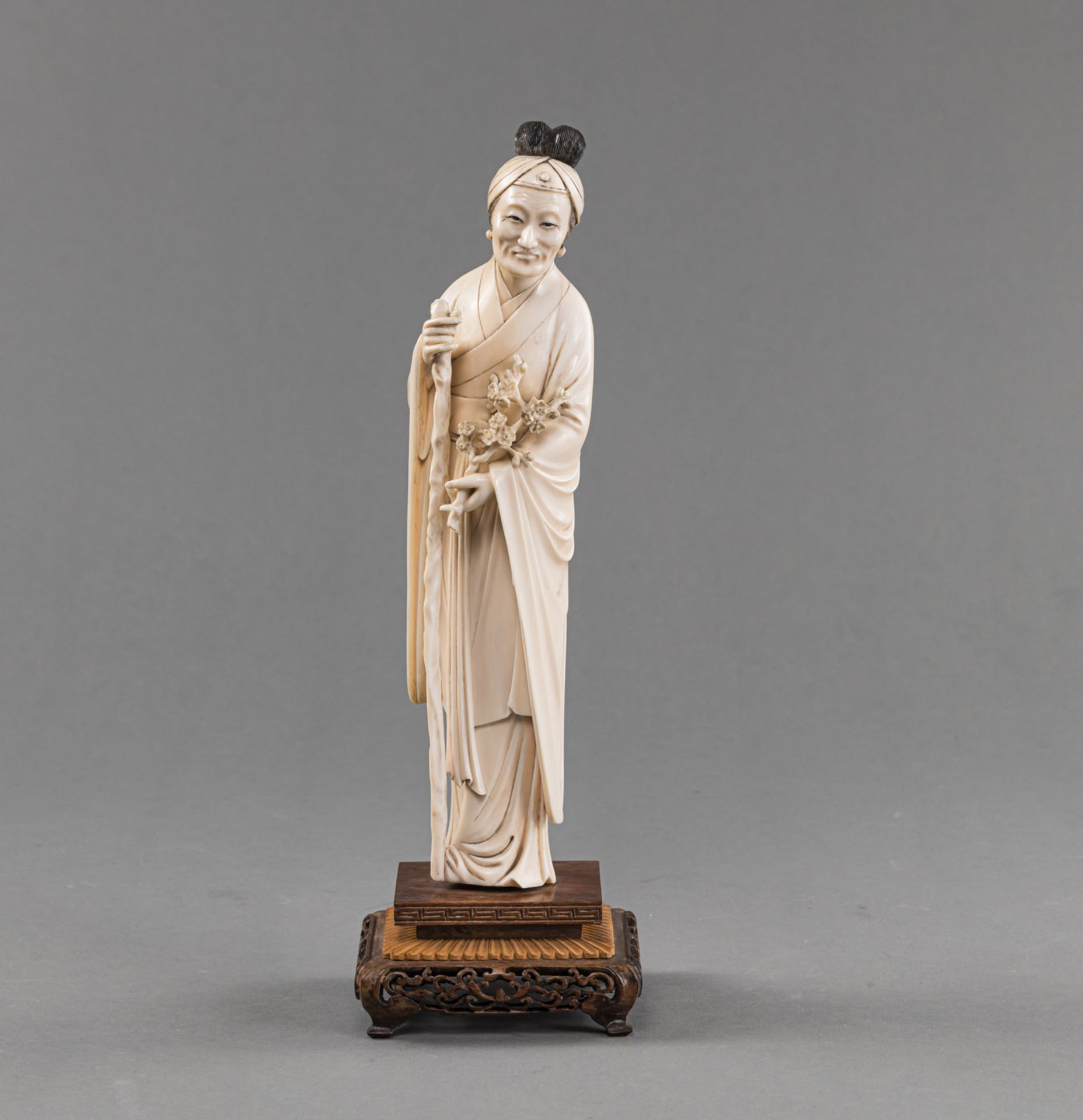 Stehende Elfenbein-Figur einer älteren Dame in langem Gewand mit Gehstock und Pflaumenblütenzweig,