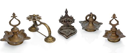 Fünf Öllampen aus Bronze und Messing
