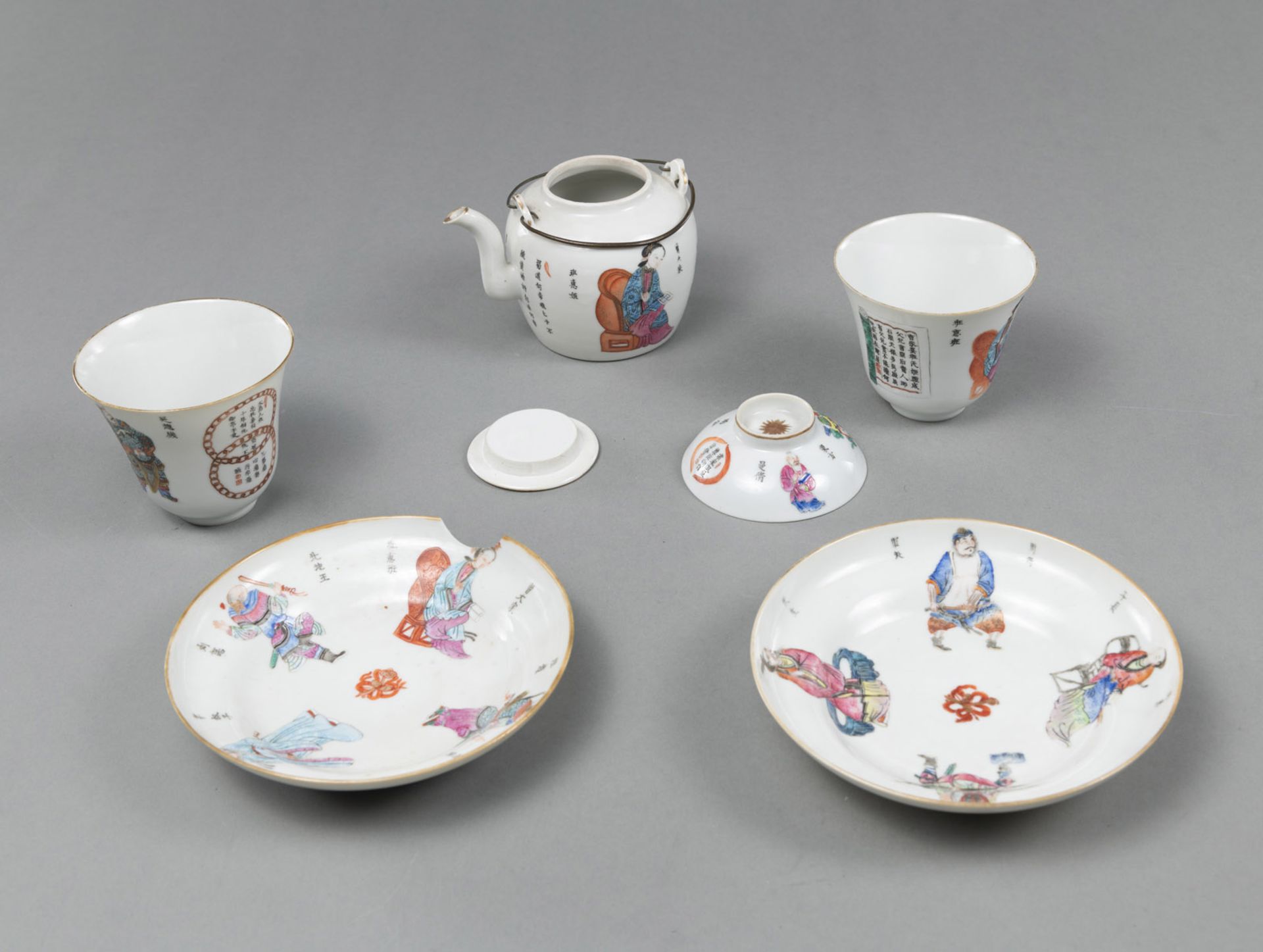 'Famille rose'-Teekännchen, zwei Teeschalen mit Unterteller und ein einzelner Deckel - Bild 2 aus 4