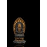 Figur des Buddha aus Holz mit partieller Vergoldung