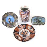 Zwei Cloisonné-Teller, ein blütenförmiger Imari-Porzellanteller und eine Imari-Vase