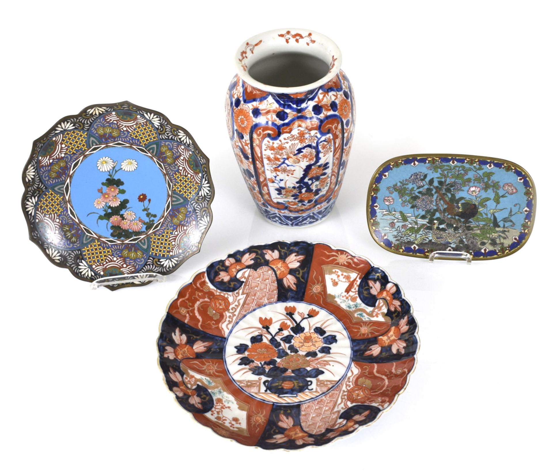 Zwei Cloisonné-Teller, ein blütenförmiger Imari-Porzellanteller und eine Imari-Vase