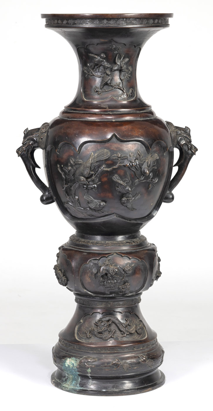 A LARGE BRONZE VASE WITH TWO BAKU HEAD HANDLES AND RESERVES DEPICTING FLOWERS AND BIRD IN RELIEF ON - Image 5 of 8
