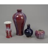 Zwei Flambé-Vasen, ein Flambé-Pinselwascher und eine kleine blaue Flaschenvase aus Porzellan