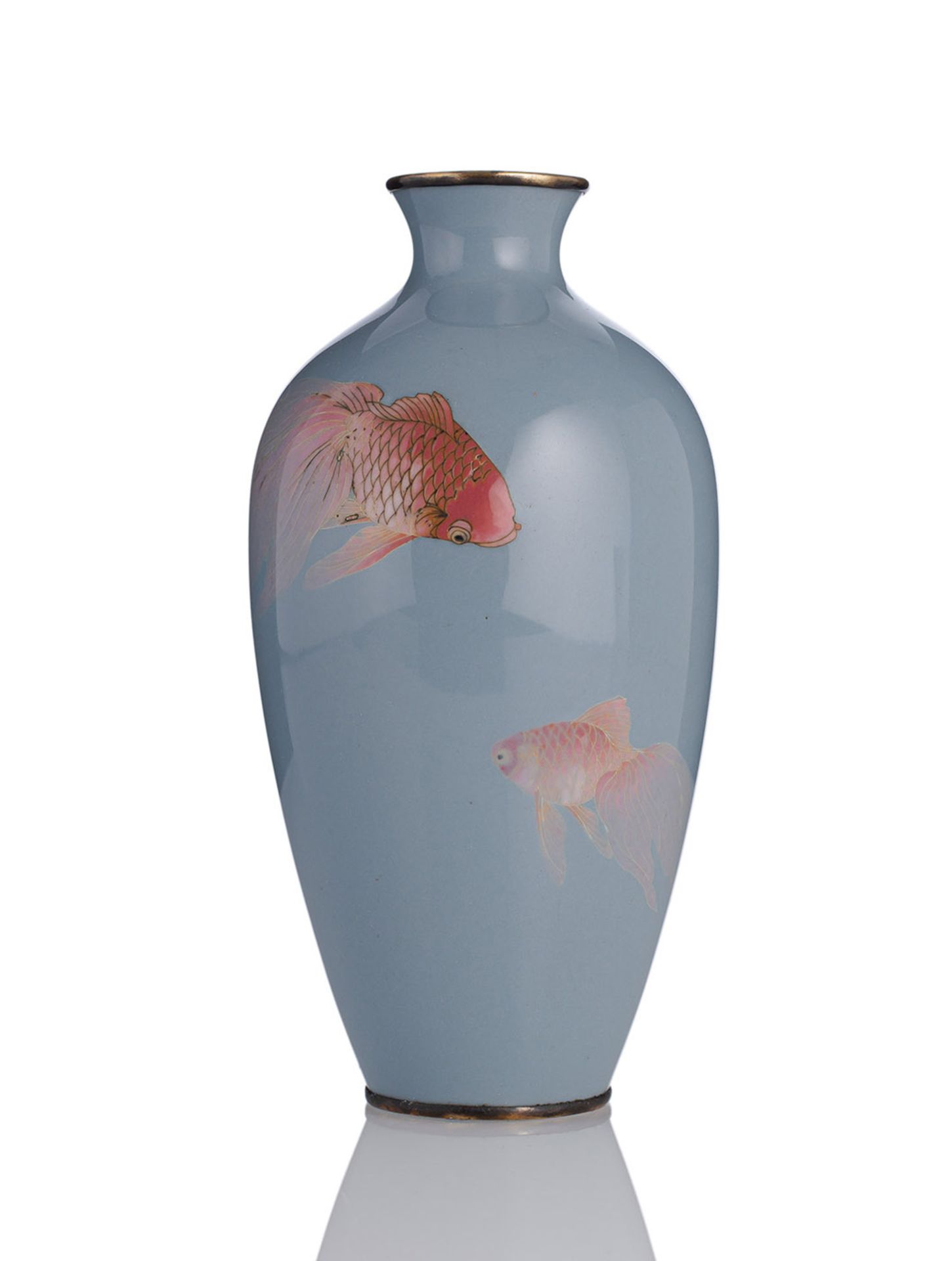 Feine Cloisonné-Vase in verschiedenen Techniken, u.a. musen und moriage mit zwei Goldfischen auf bl