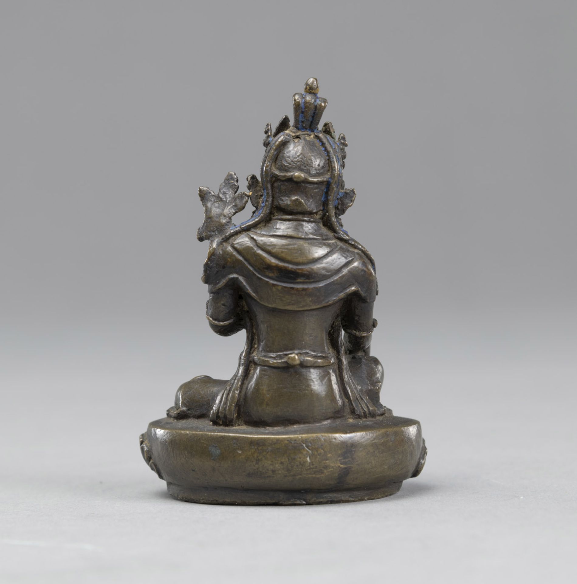 A SMALL BRONZE SEATED GREEN TARA - Image 3 of 4