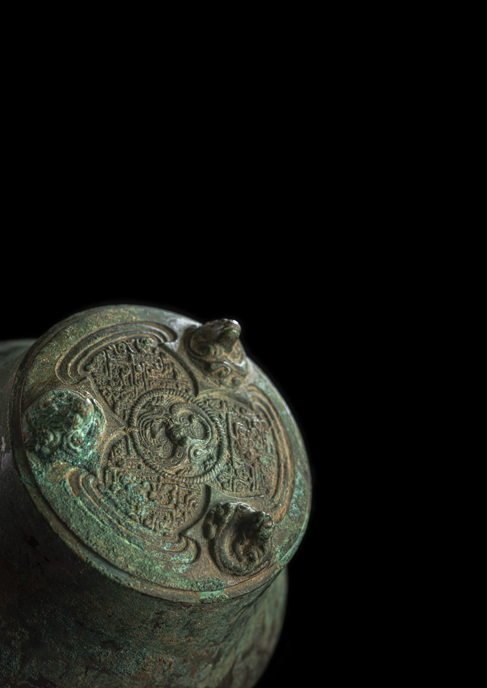 AN ARCHAIC BRONZE TRIPOD VESSEL AND COVER, DILIANG HU - Image 3 of 3