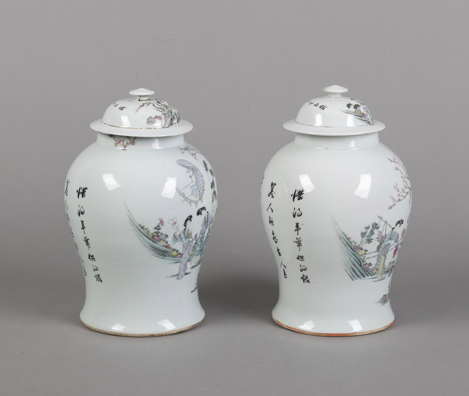 A PAIR OF INSCRIBED 'QIANJIANGCAI' FIGURAL PORCELAIN VASES WITH COVERS - Image 2 of 4