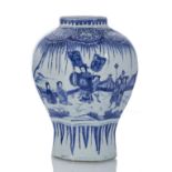 Oktagonale gebauchte Vase aus Porzellan mit unterglasurblauem Dekor einer Romanszene um die Wandung