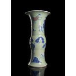 Seladonfarben glasierte Vase mit unterglasurblauem und kupferrotem Dekor von Acht Pferden und Kiefe