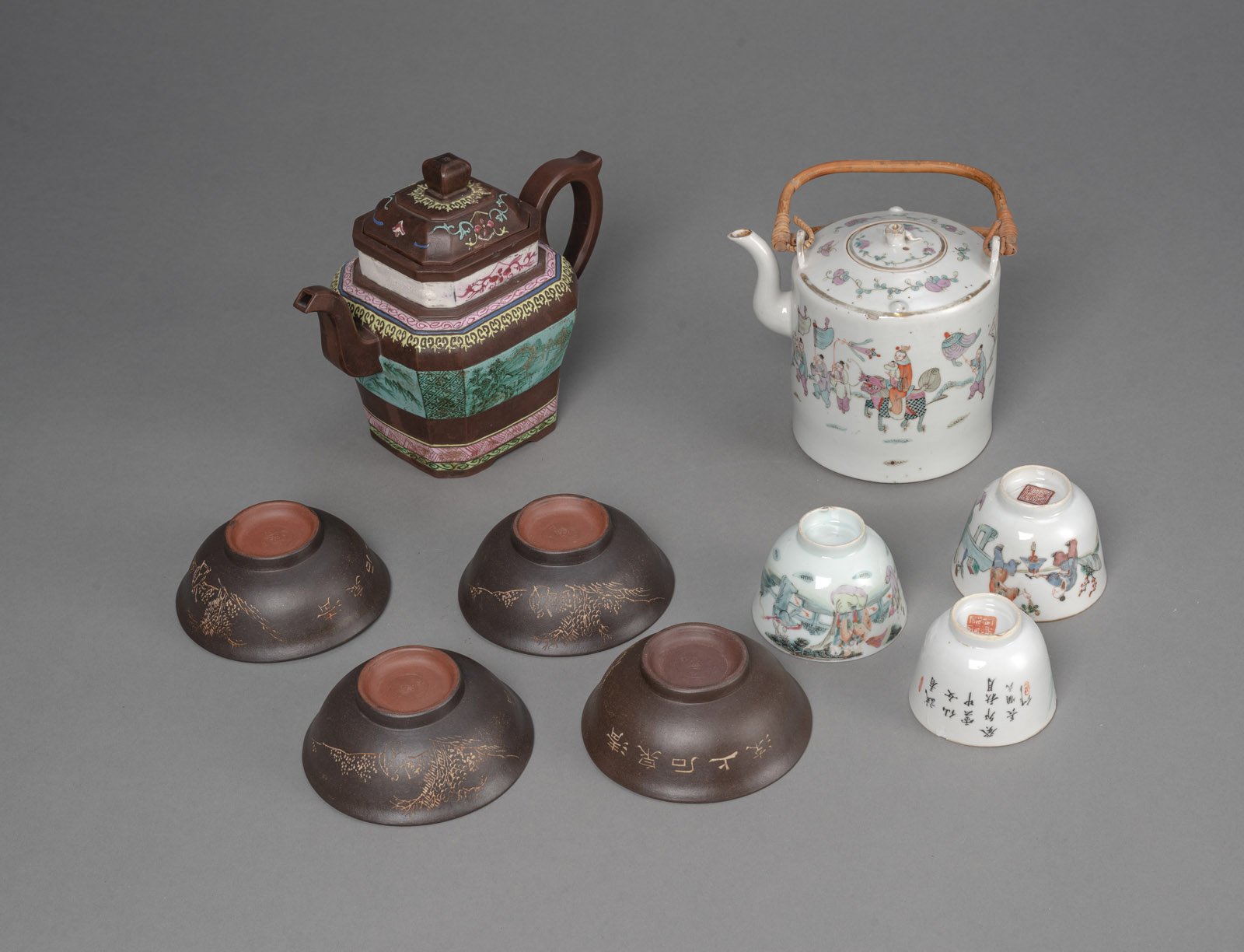 A 'FAMILLE ROSE' PORCELAIN EWER AND THREE CUPS WITH A SET OF YIXING TEAPOT AND FOUR BOWLS - Image 2 of 6