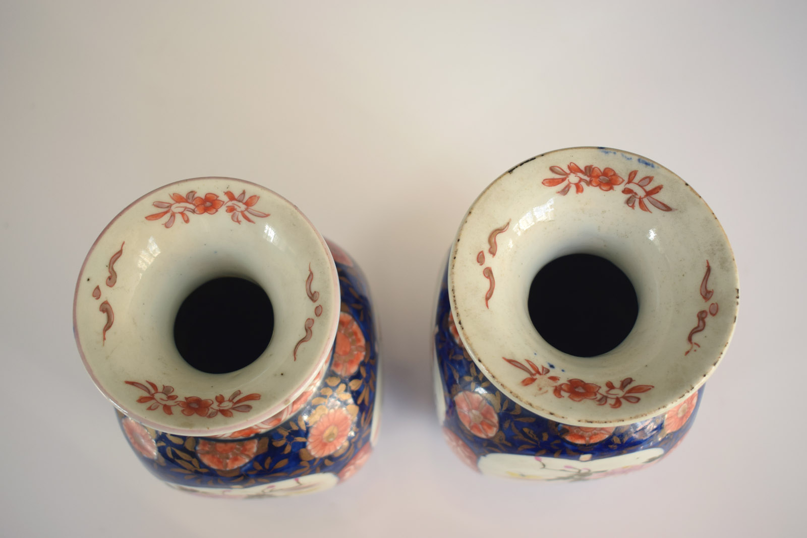 A PAIR OF FLORAL IMARI PORCELAIN VASES, - Image 6 of 7