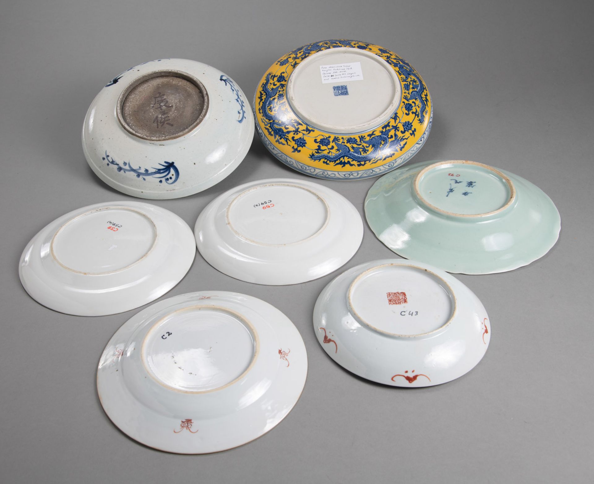 A GROUP OF BLUE AND WHITE AND FAMILLE ROSE PORCELAIN PLATES - Image 2 of 2