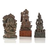 Drei Bronzen mit Darstellungen des Jain Tirthankara, des Kubera und der Tara
