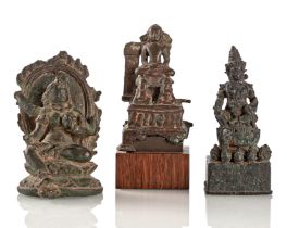 Drei Bronzen mit Darstellungen des Jain Tirthankara, des Kubera und der Tara