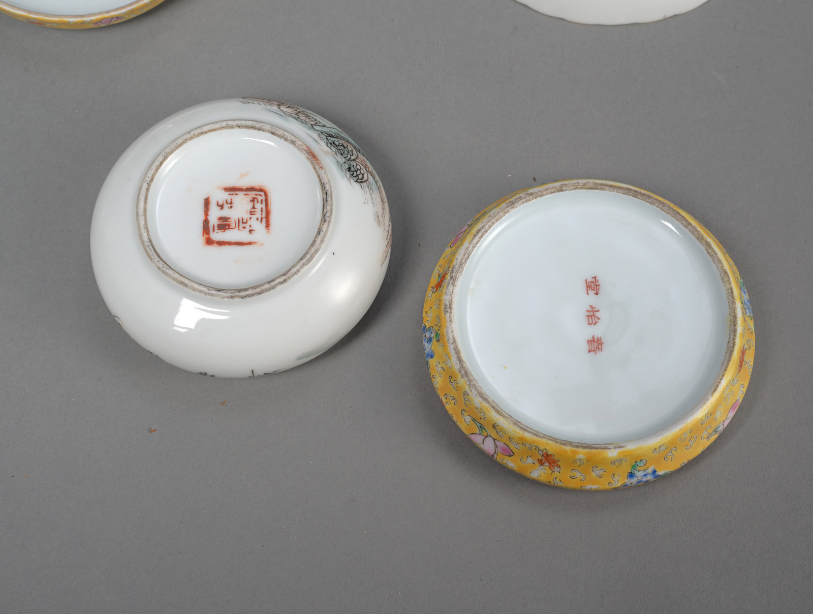 A GROUP OF 'FAMILLE ROSE' PORCELAIN PIECES, E.G. A HATSTAND, TWO TEAPOTS, BOXES AND BOWLS - Image 5 of 5