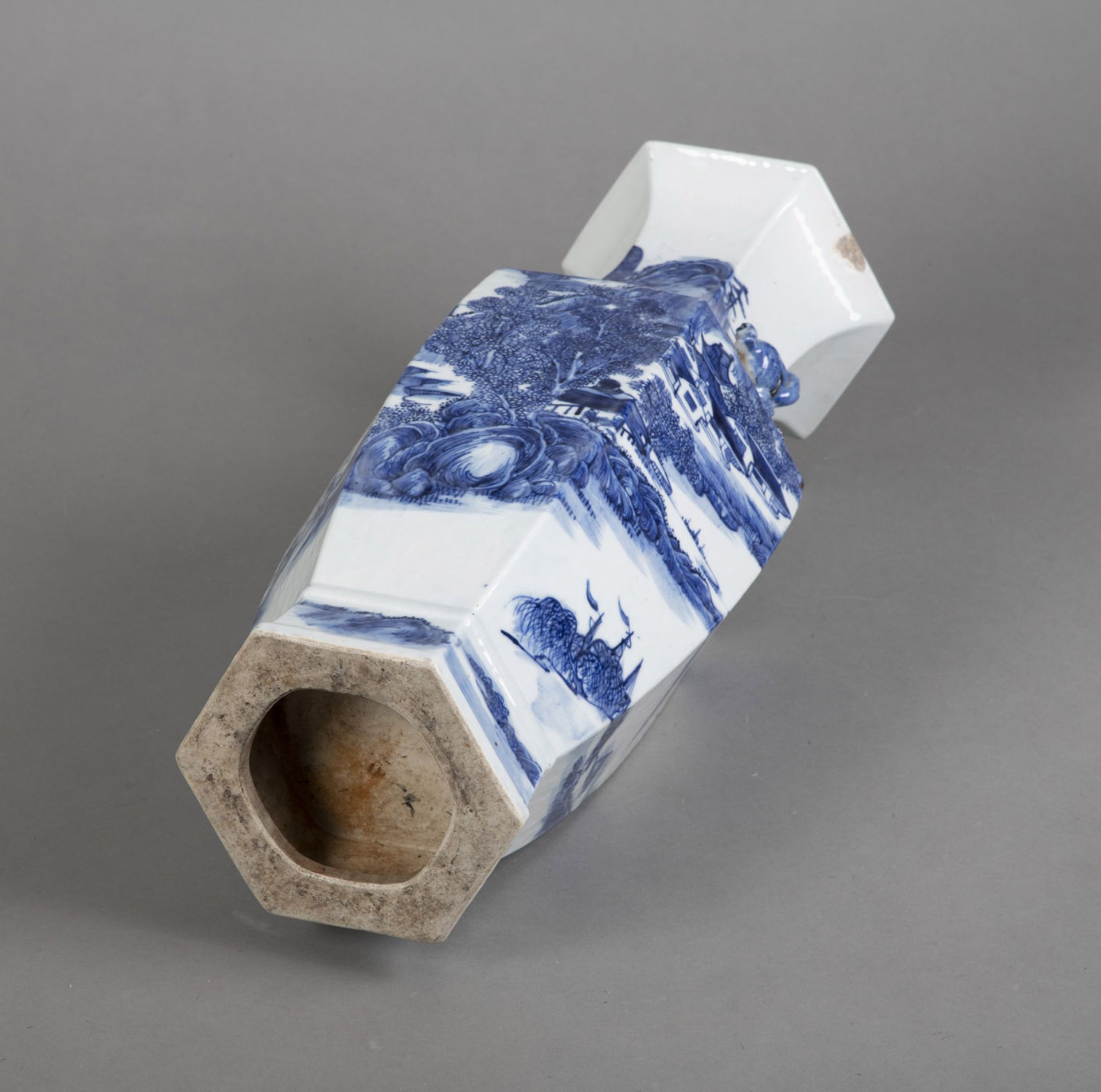 A HEXAGONAL BLUE AND WHITE LANDSCAPE PORCELAIN VASE WITH PEACH HANDLES - Image 4 of 4