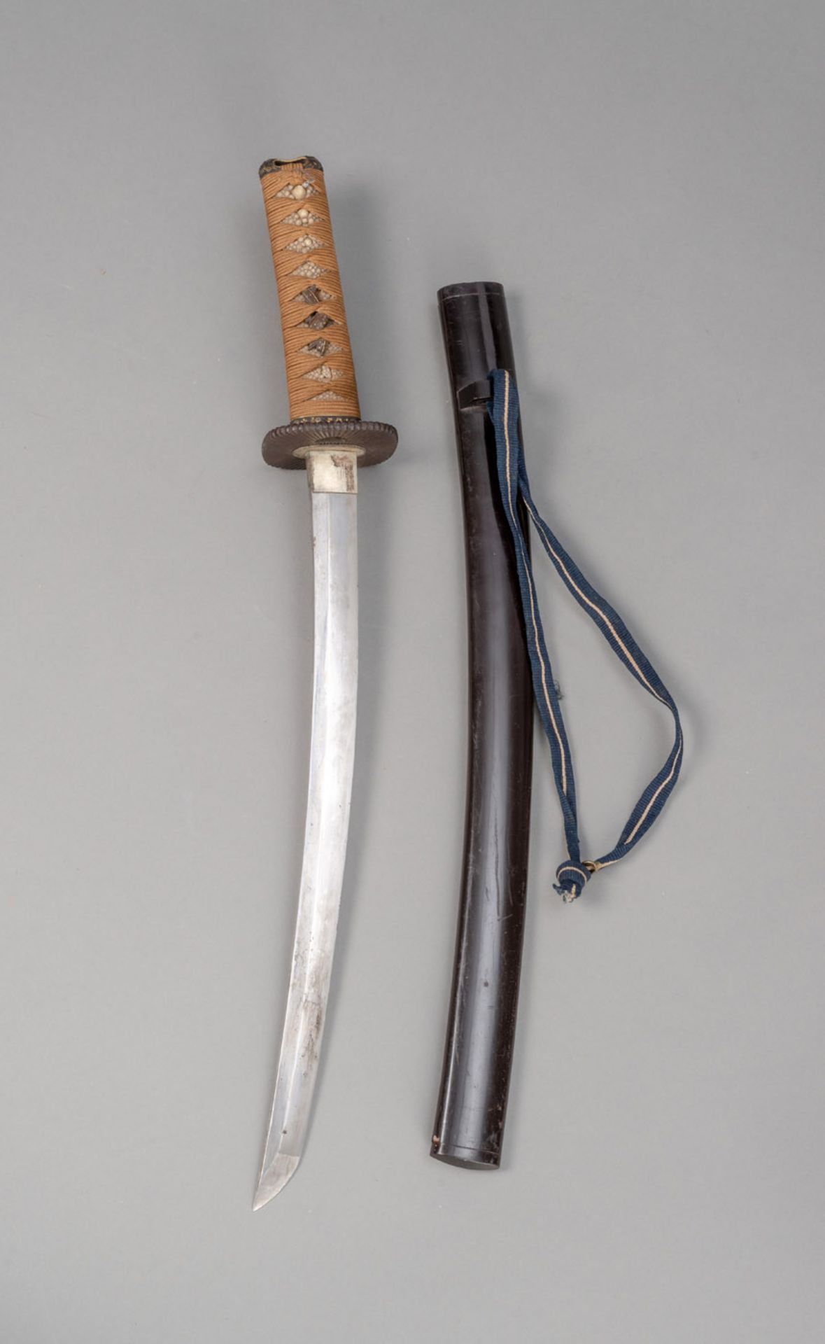 A WAKIZASHI WITH FISH-SKIN-MOUNTED HANDLE - Image 2 of 3