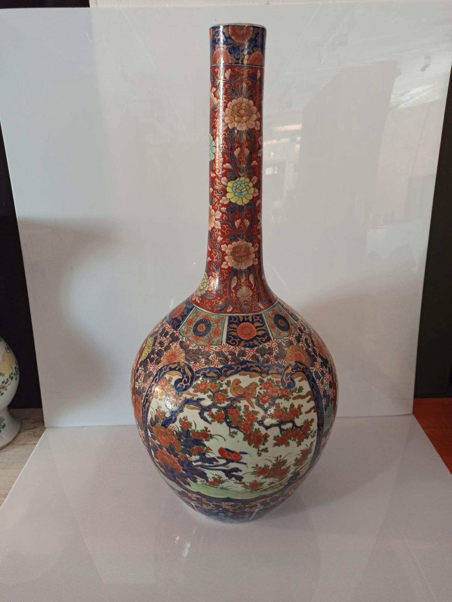 A LARGE NARROW-NECKED IMARI PORCELAIN VASE DECORATED WITH BIRDS AND FLOWERS - Image 3 of 9