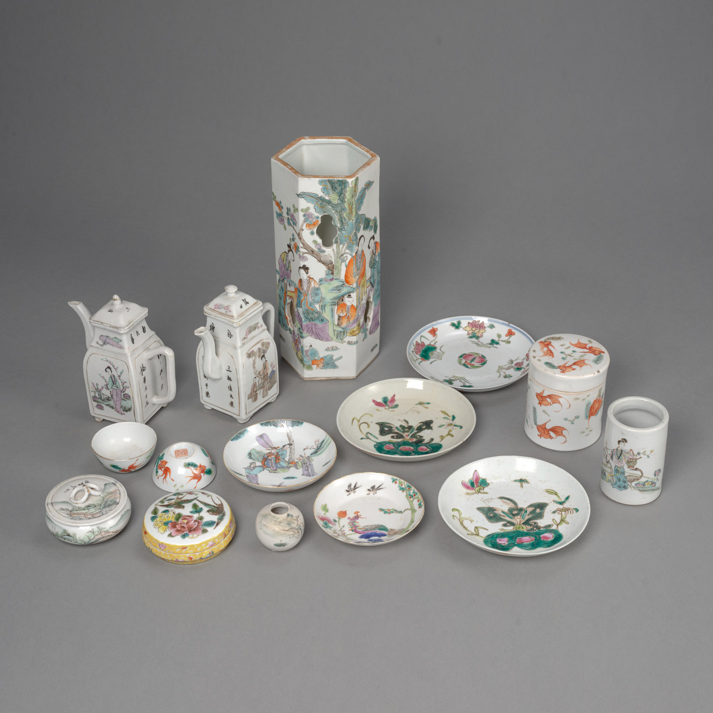 A GROUP OF 'FAMILLE ROSE' PORCELAIN PIECES, E.G. A HATSTAND, TWO TEAPOTS, BOXES AND BOWLS