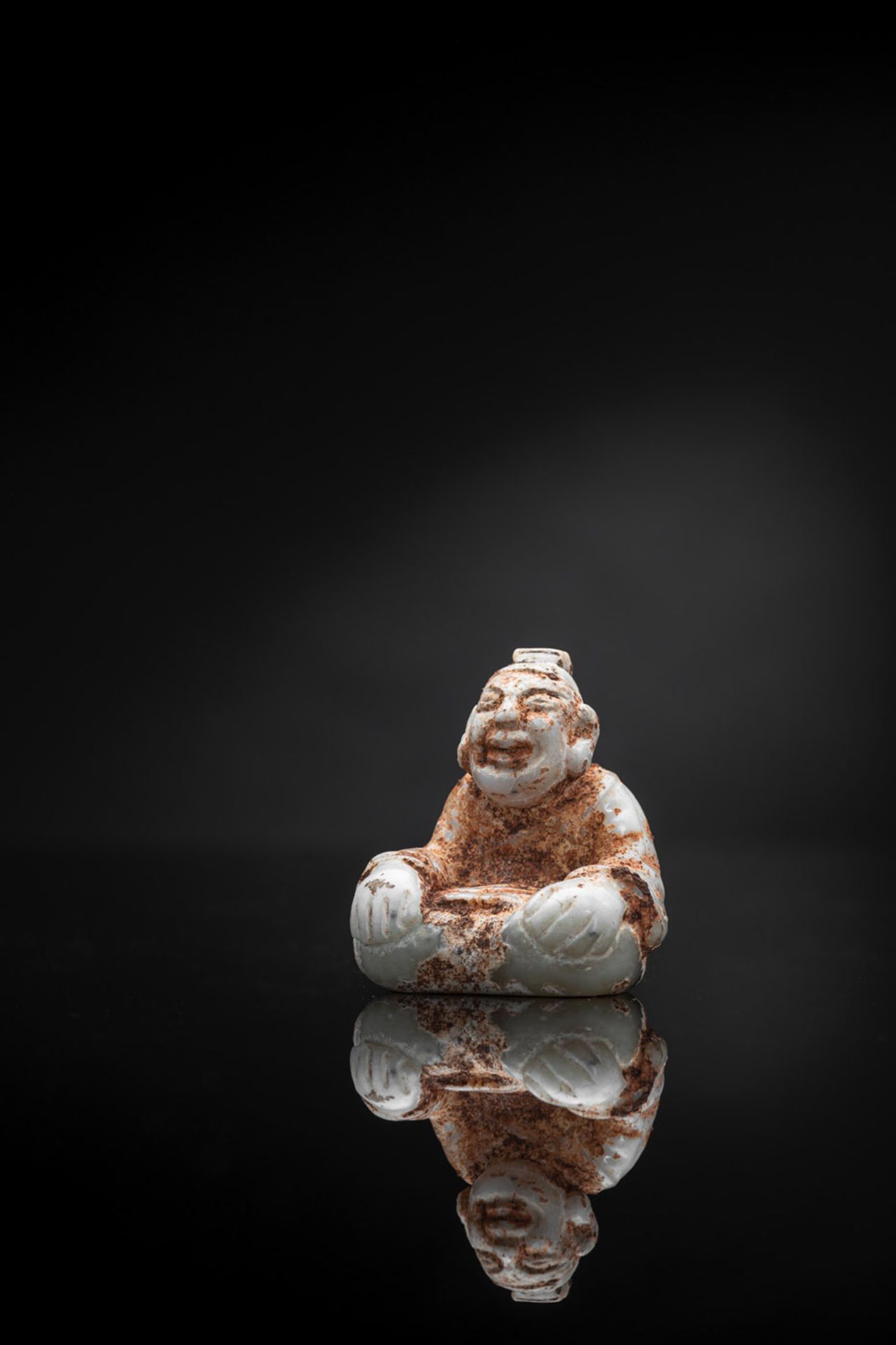 Sehr seltene kalzifizierte Jadefigur eines sitzenden Mannes - Bild 2 aus 9