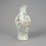 Polychrom bemalte 'qianjiang'-Porzellan-Balustervase mit Figuren in einer Gartenlandschaft