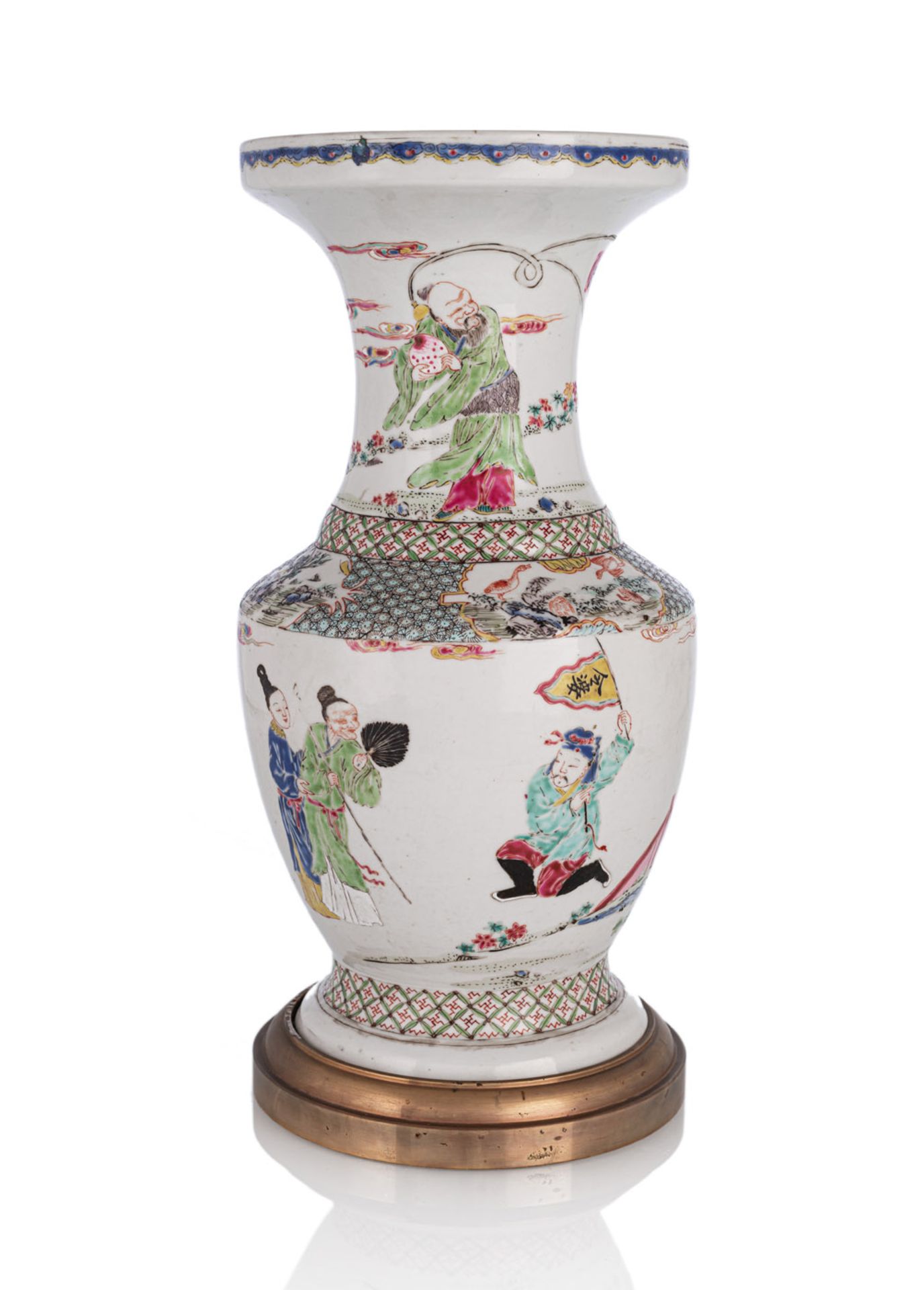 Porzellanvase aus Porzellan mit tellerförmiger Mündung mit figuralem 'Famille rose'-Dekor und Bronz