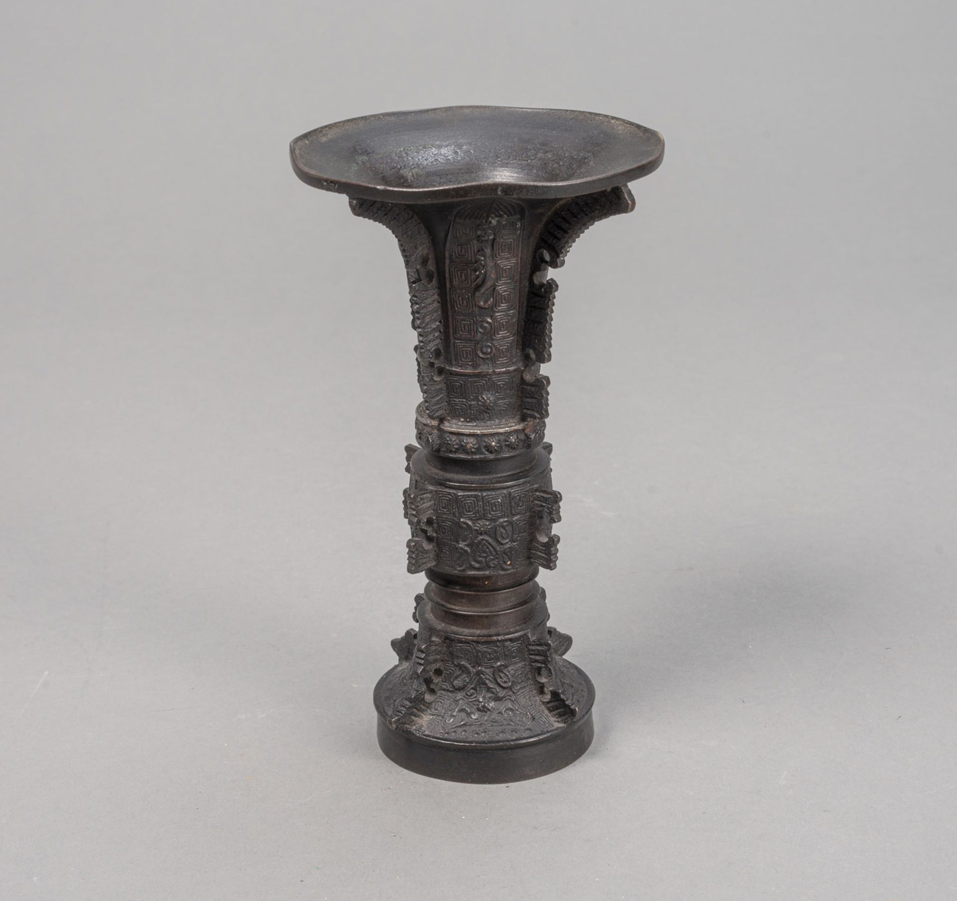 A 'GU'-SHAPED ARCHAISTIC BRONZE VASE - Image 3 of 4