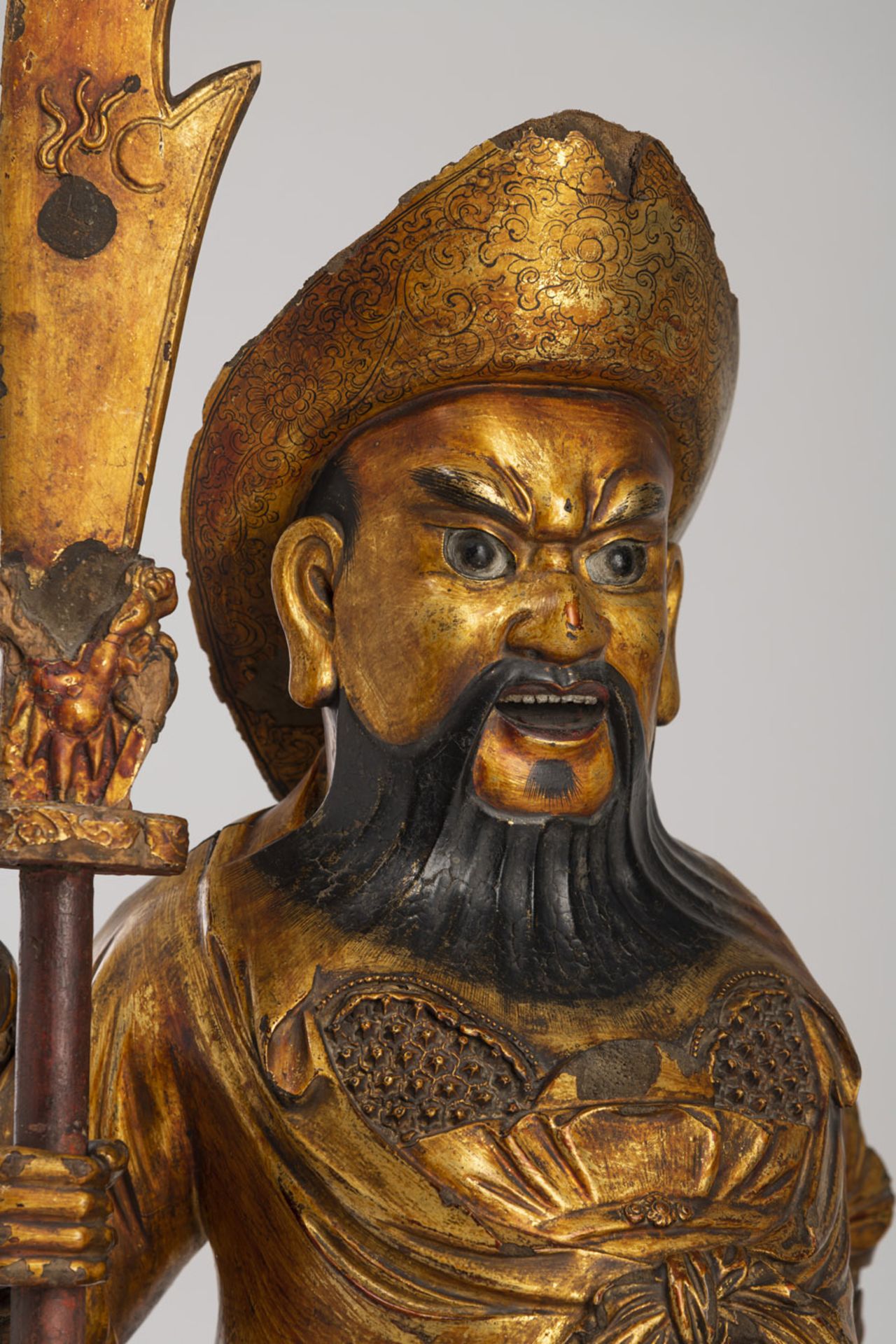 ERRATUM: A LARGE GILT-LACQUERED WOOD FIGURE OF ZHOU CANG - Image 3 of 6