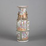 Porzellanvase mit blütenförmiger Lippe, 'Chilongs' in Relief und 'Famille rose'-Dekor