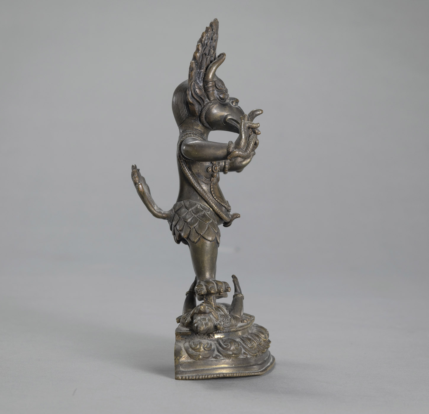 A BRONZE TANTRIC WRATHFUL GARUDA STANDING ON A FEMALE DRAGON FIGURE ON A BASE - Image 2 of 5