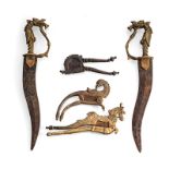 Drei Betelmesser teils in Tierform und Paar Dolche mit Handhaben in Form von Drachen
