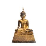 Bronze des Buddha Shakyamuni mit roter- und goldfarbener Lackfassung