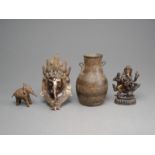 Figur und Maske des Ganesha aus Bronze, Henkelvase und kleines Spielzeug in Elefantenform