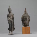 Bronze-Kopf des Buddha, montiert auf Holsockel, und schreitender Buddha mit einer Almosenschale