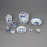 Gruppe unterglasurblau dekorierte Porzellane: Vier Deckeldosen, drei Schalen, eine Teedose und ein