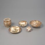 Konvolut Satsuma-Ware: zwei Schalen, ein Teller, eine Vase und ein Deckelväschen