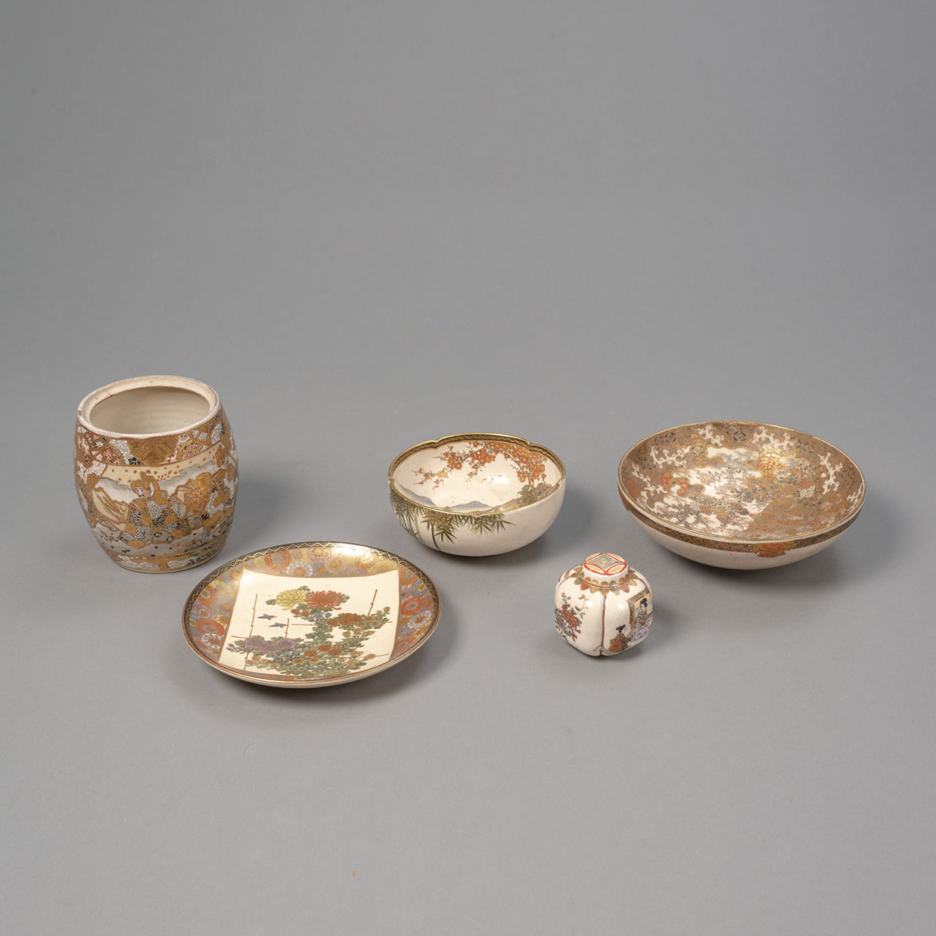 FÜNF SATSUMA STONEWARE: TWO BOWLS, A DISH, A VASE AND A SMALL LIDDED VASE