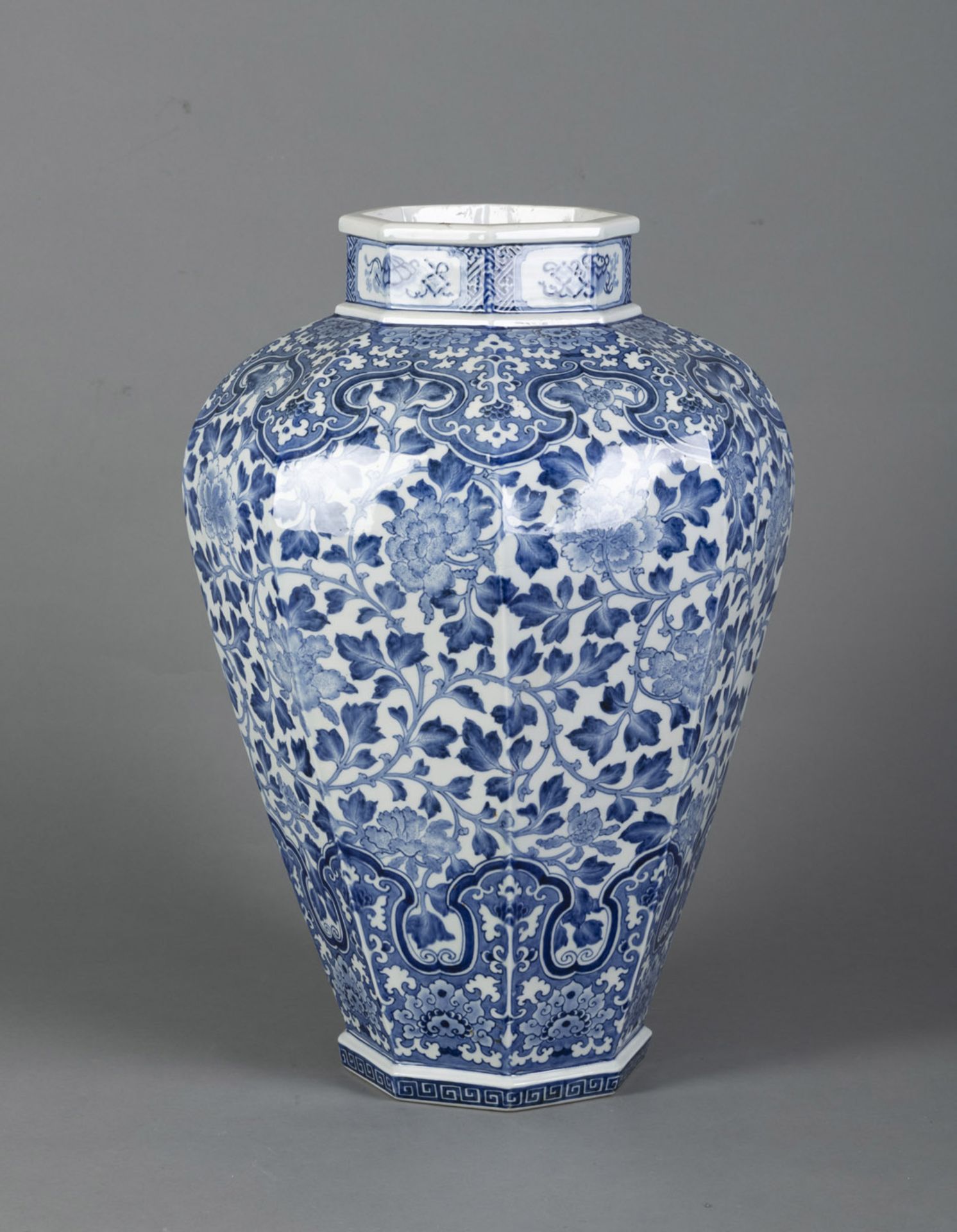 A LARGE OCTAGONAL BLUE AND WHITE PORCELAIN LOTUS VASE - Image 2 of 4