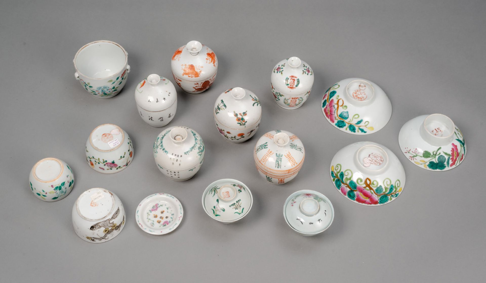 Acht 'Famille rose'-Deckelschalen und sieben weitere Schalen und Behälter, China, 19. Jh. - Bild 2 aus 3