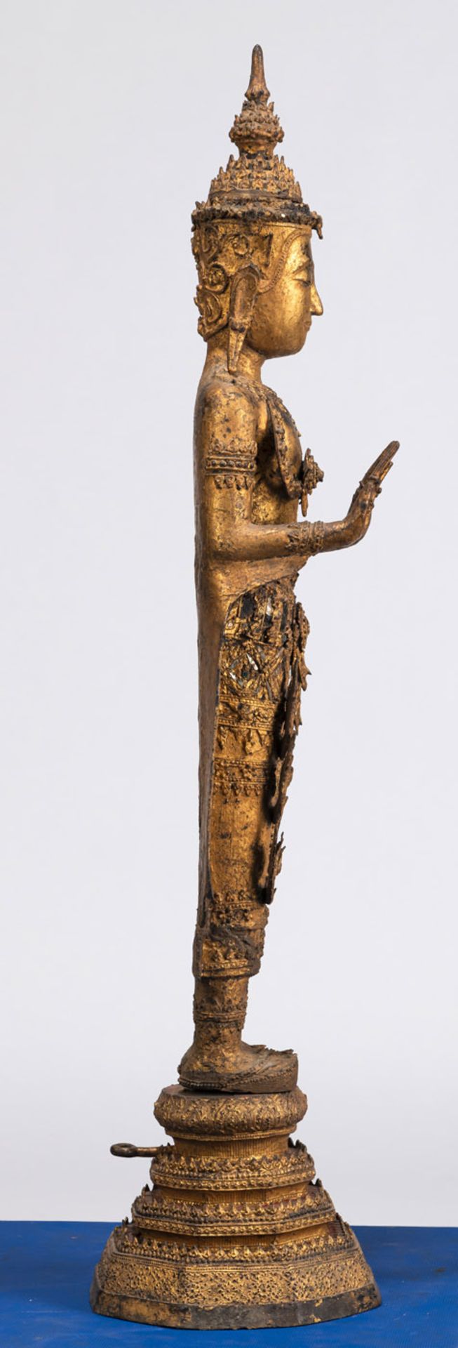 A GILT- AND BLACK LACQUERED BRONZE FIGURE OF THE BUDDHA PAREE - Image 2 of 5