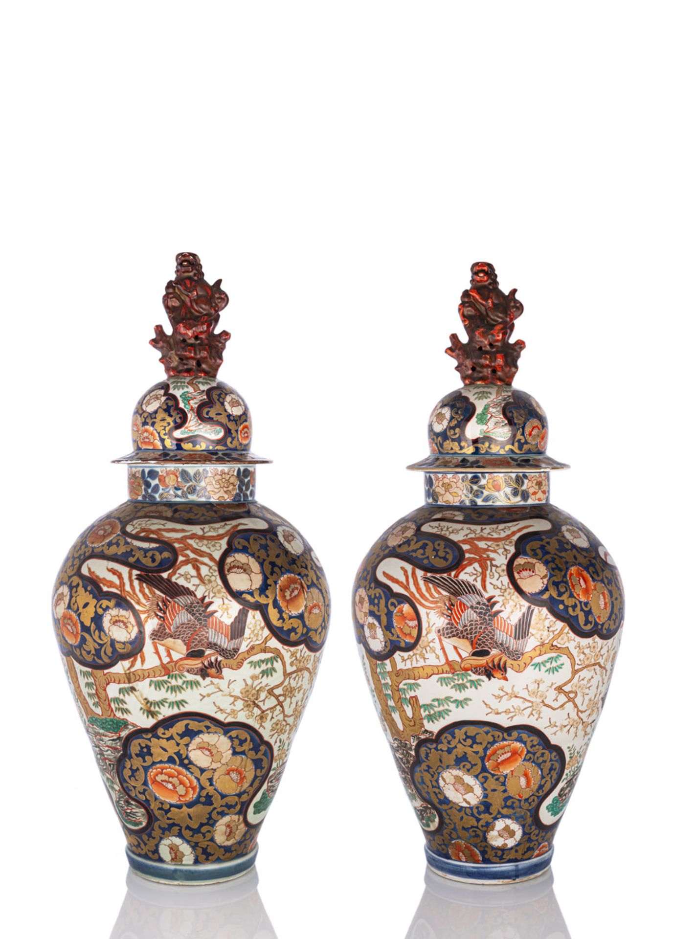 A PAIR OF LARGE IMARI PORCELAIN VASES WITH SHISHI-HANDLED COVERS